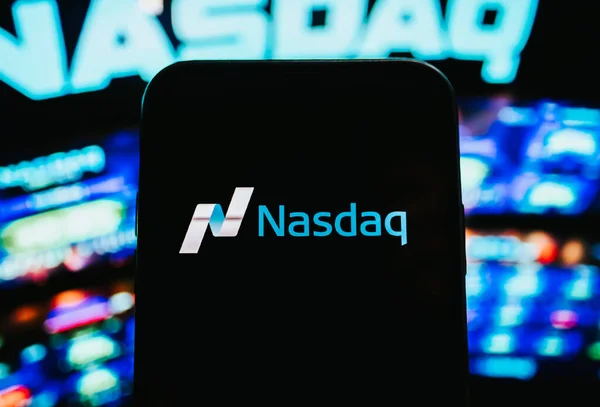 Logotipo Nasdaq en la pantalla del teléfono móvil . — Foto de Stock