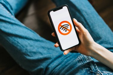 Evde internet ya da kablosuz internet olmayan akıllı telefonu tutan eller.