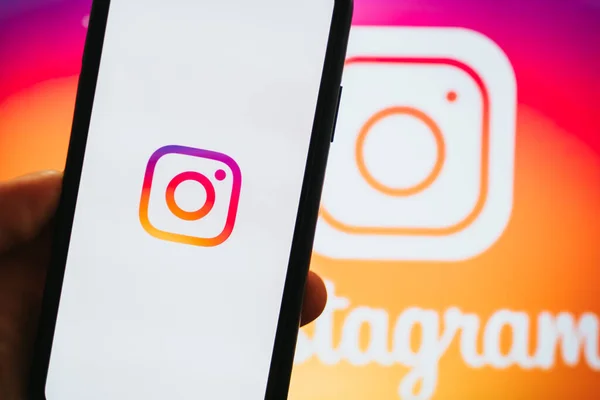 Ręce trzymające iPhone z aplikacją Instagram na ekranie — Zdjęcie stockowe