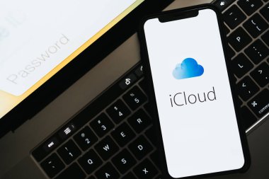 iPhone 'u tutarken ekranda elma iCloud logosu vardı.