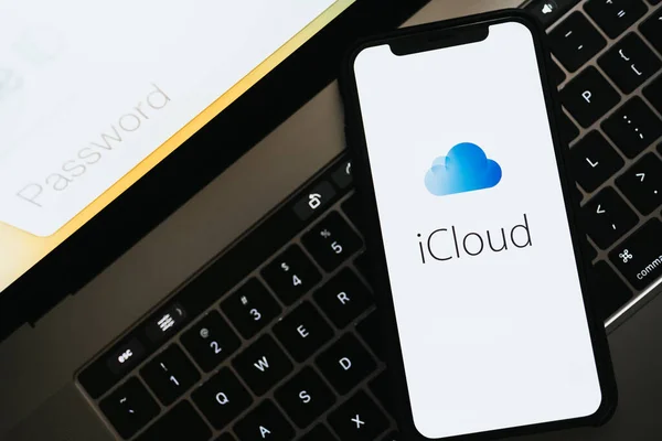 Hand hält das iPhone mit iCloud-Logo von Apple auf dem Bildschirm — Stockfoto