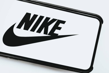 Ekranda Nike logosu olan iPhone