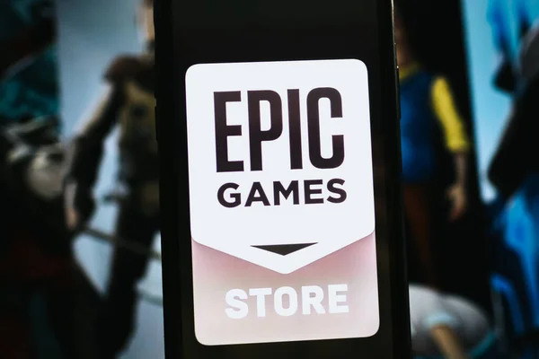 Genggam tangan smartphone dengan logo permainan epik store di layar — Stok Foto