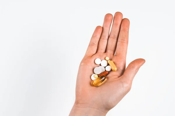 Tabletki różnych typów i kształtów w dłoni. — Zdjęcie stockowe