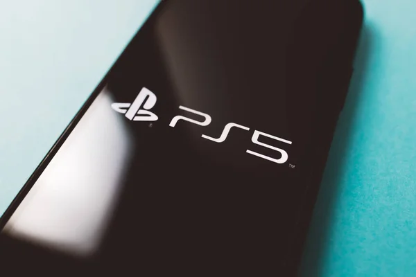 Smartphone dengan logo Sony Playstation 5 pada layar. — Stok Foto