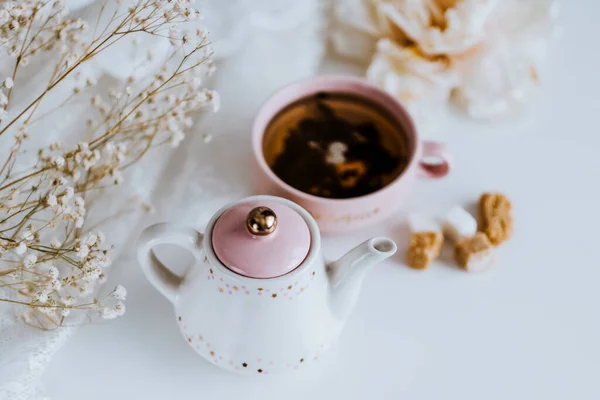 Te set, tekanna med sockerbitar och en kopp med bryggt te. — Stockfoto