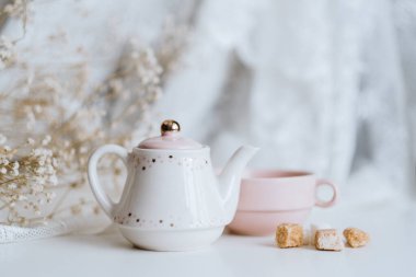 Çay takımı, küp şekerli çaydanlık ve demlenmiş çay..