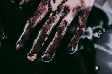 Siyah boyalı erkekler..