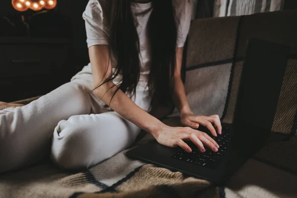 Egy nő gépel egy laptop billentyűzetén, fehér képernyőn.. — Stock Fotó