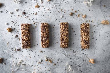 Fındık ve tahıllı tatlı doğal fitness çubukları.