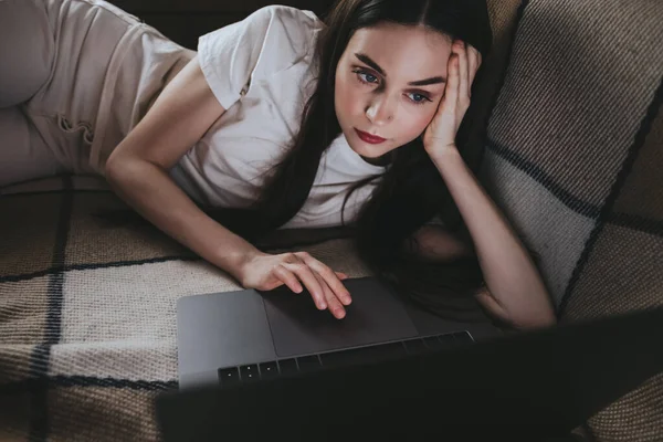 Egy nő gépel egy laptop billentyűzetén, fehér képernyőn.. — Stock Fotó