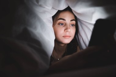 Genç kadın akıllı telefon kullanıyor..