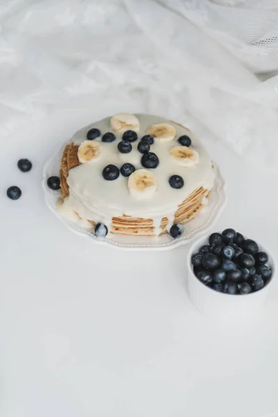 Pannkakor med kondenserad mjölk med färska blåbär och banan. — Stockfoto