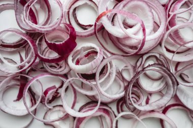 Kırmızı soğan halkaları beyaz arkaplanda izole edilmiş..