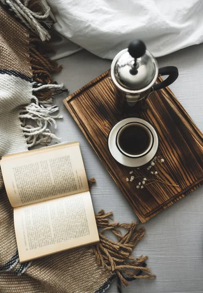 Kaffe bryggt i fransk press och en kopp. — Stockfoto