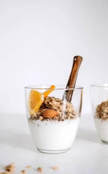 Muesli Iogurte Natural Com Fatias Frutas Nozes Uma Xícara Vidro — Fotografia de Stock