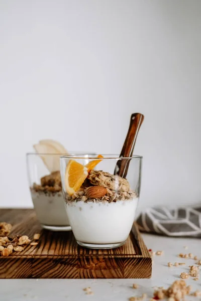 Muesli Iogurte Natural Com Fatias Frutas Nozes Uma Xícara Vidro — Fotografia de Stock