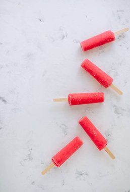 Beyaz arka planda pembe meyveli buzlu şerbet. Dondurma çubuğu. Kapatın. Yüksek kalite fotoğraf