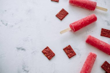 Beyaz arka planda pembe meyveli buzlu şerbet. Dondurma çubuğu. Kapatın. Yüksek kalite fotoğraf