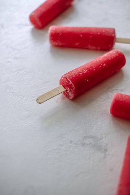 Beyaz arka planda pembe meyveli buzlu şerbet. Dondurma çubuğu. Kapatın. Yüksek kalite fotoğraf