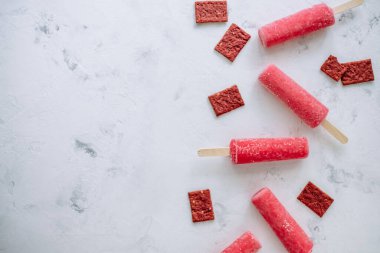 Beyaz arka planda pembe meyveli buzlu şerbet. Dondurma çubuğu. Kapatın. Yüksek kalite fotoğraf