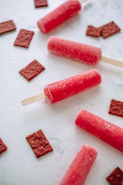 Beyaz arka planda pembe meyveli buzlu şerbet. Dondurma çubuğu. Kapatın. Yüksek kalite fotoğraf