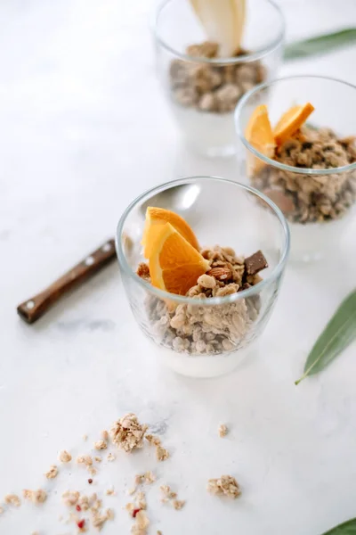 Iogurte Natural Granola Com Fatias Frutas Nozes Uma Xícara Vidro — Fotografia de Stock