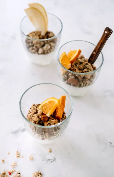 Iogurte Natural Granola Com Fatias Frutas Nozes Uma Xícara Vidro — Fotografia de Stock