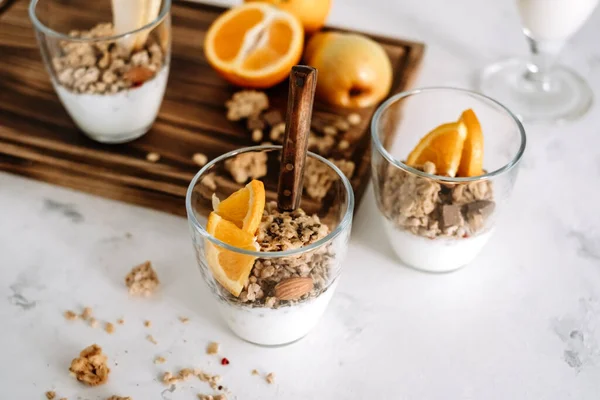 Iogurte Natural Granola Com Fatias Frutas Nozes Uma Xícara Vidro — Fotografia de Stock