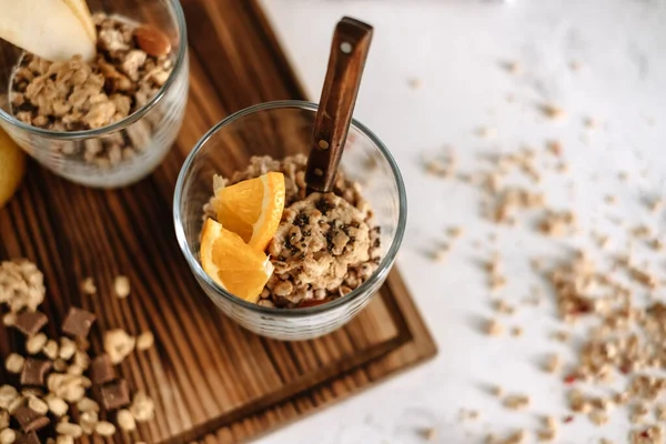 Muesli Iogurte Natural Com Fatias Frutas Nozes Uma Xícara Vidro — Fotografia de Stock