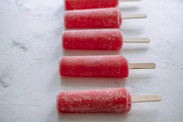 Sorvete Gelo Frutas Rosa Fundo Branco Põe Gelado Fecha Foto — Fotografia de Stock