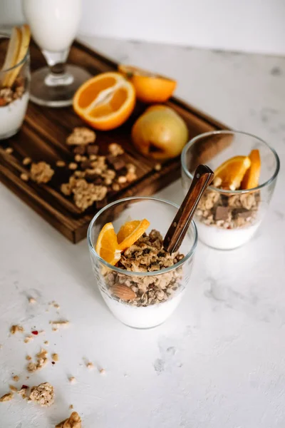 Iogurte Natural Granola Com Fatias Frutas Nozes Uma Xícara Vidro — Fotografia de Stock