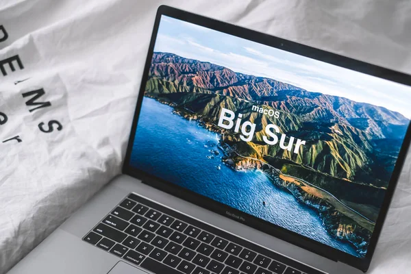Mac OS Big Sur arka plan logosuna sahip MacBook, 2020 sonbaharında piyasaya sürülecek yeni işletim sistemi. Yüksek kalite fotoğraf