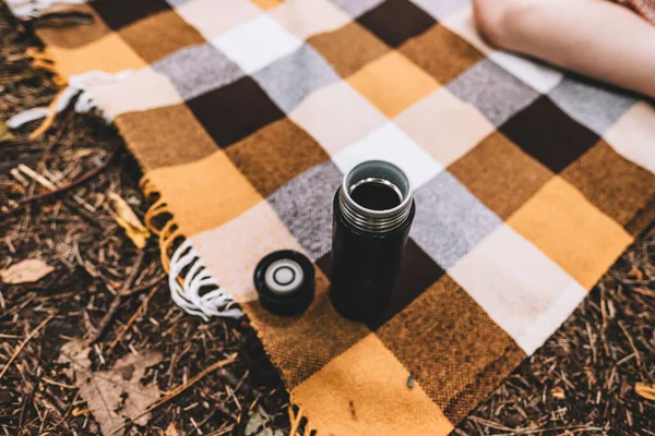 Caneca Térmica Acampamento Preto Uma Planície Enquanto Caminhando Floresta Conceito — Fotografia de Stock