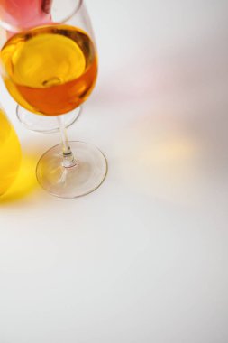 Beyaz arka planda çok renkli içkiler olan bardaklar. Yüksek kalite fotoğraf