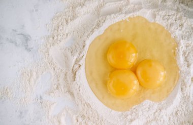Mutfak masasında un içinde tavuk yumurtası, malzemeler. Pişirme hazırlıkları, yemek tarifleri. Düz yatıyordu. Yüksek kalite fotoğraf