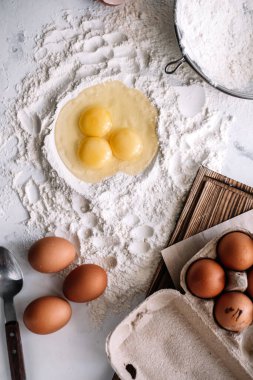 Mutfak masasında un içinde tavuk yumurtası, malzemeler. Pişirme hazırlıkları, yemek tarifleri. Üst Manzara. Yüksek kalite fotoğraf