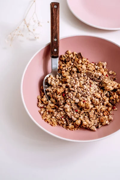 Granola Muesli Com Partes Chocolate Uma Chapa Rosa Uma Mesa — Fotografia de Stock