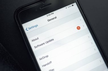 iPhone arayüzü ve yazılım güncelleme seçimi ekranda. Yeni güncelleme iOS 