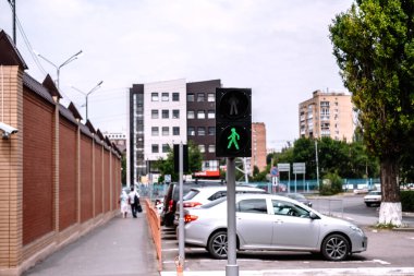 Şehir caddesinde yayalar için trafik ışığı, yeşil ışık. 