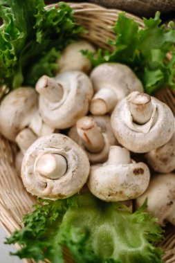 Masada otlar olan sepetteki şampiyon mantarları. Üst Manzara. Yüksek kalite fotoğraf