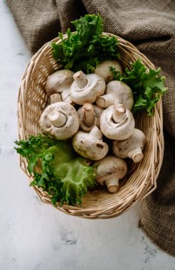 Masada otlar olan sepetteki şampiyon mantarları. Üst Manzara. Yüksek kalite fotoğraf