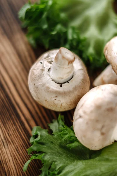 Champignon Champignons Een Houten Bord Met Groen Close Hoge Kwaliteit — Stockfoto