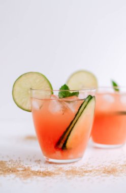 Greyfurt kokteyli, limonlu limonata, nane şekeri ve kamış şekerli beyaz bir masada buz parçaları. Yüksek kalite fotoğraf