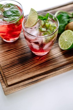 Ahududu kokteyli, limonlu limonata, kivi, nane ve tahta üzerinde buz parçaları. Yüksek kalite fotoğraf