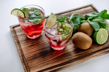 Ahududu kokteyli, limonlu limonata, kivi, nane ve tahta üzerinde buz parçaları. Yüksek kalite fotoğraf