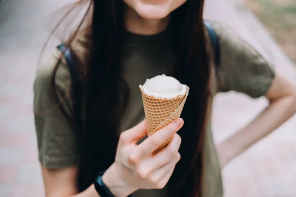 Молодая Красивая Женщина Ест Мороженое Вафельном Рожке Гуляя Улице Парке — стоковое фото