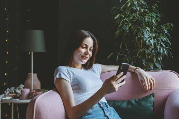 Joven Bastante Sonriente Mujer Caucásica Utilizar Teléfono Inteligente Mientras Está — Foto de Stock