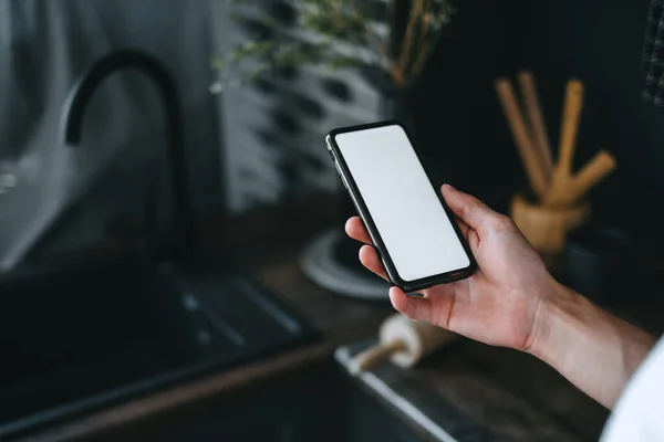 Homem Usando Smartphone Com Uma Tela Branca Branco Cozinha Foto — Fotografia de Stock