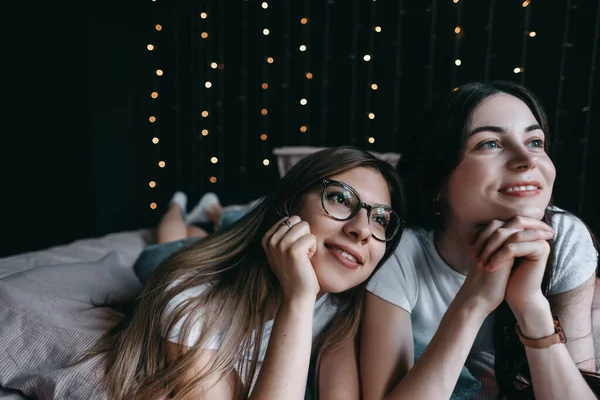 Mulheres Brancas Bonitas Felizes Casal Lésbico Descansando Casa Cama Conceito — Fotografia de Stock